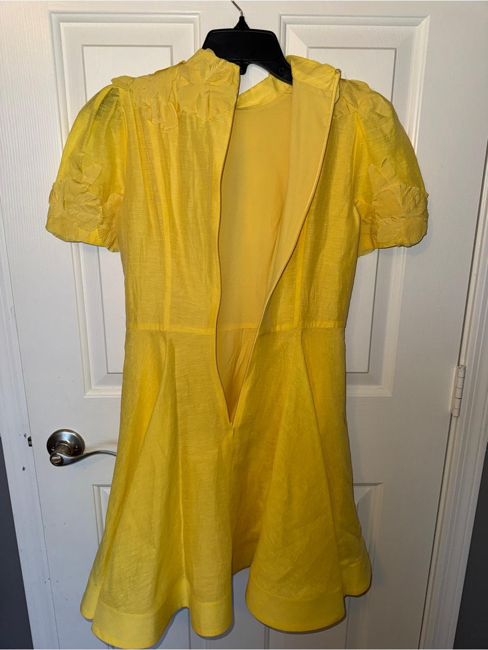 NWT ANTONIO MELANI Yellow
Linen A-Line Dress with Floral Appliqué Size 4 - Picture 7 of 8